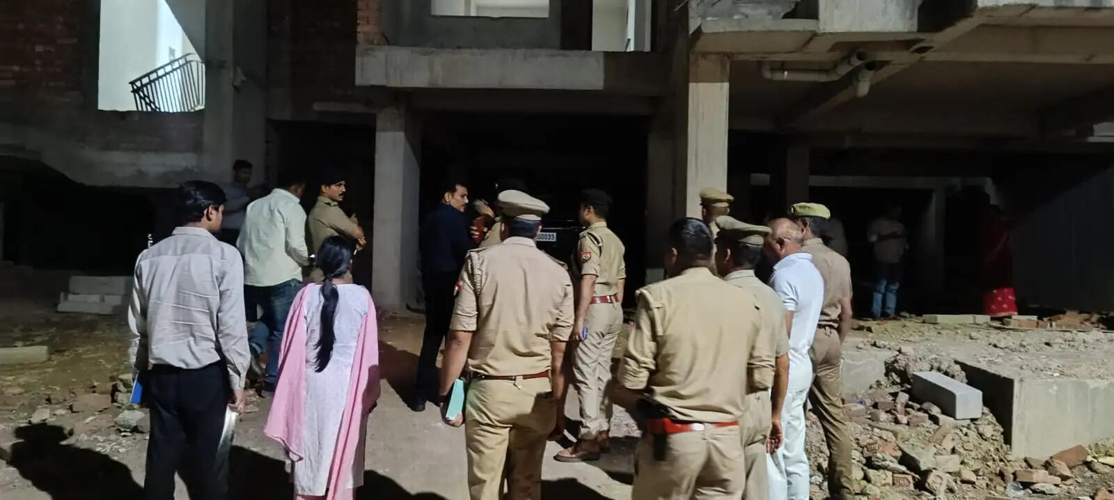 वाराणसी :पुलिस लाइन में निर्माणाधीन बहुमंजिली इमारत की छठी मंजिल से गिरा श्रमिक, मौत
