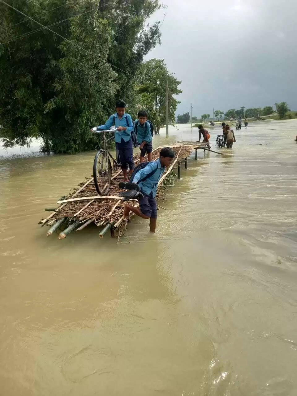 नेपाल में लगातार बारिश से अररिया में नूना नदी उफान पर, धान की फसल पर मंडराया खतरा