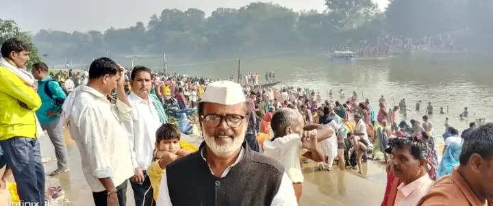 जौनपुर : पीपा पुल की मांग को लेकर कलेक्ट्रेट में आमरण अनशन पर बैठे जज सिंह अन्ना
