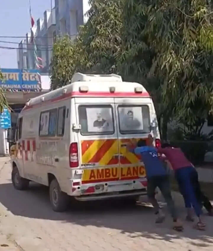 अनूपपुर: पटरी से उतरी जिले की चिकित्सा व्यवस्थाएं, धक्का मारकर चालू हो रही एम्बुलेंस