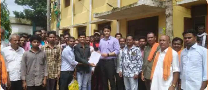 ग्रामीणों ने पल्लीभाटा में कोटवार पर शासकीय भूमि में हेरफेर के आरोप का साैंपा ज्ञापन
