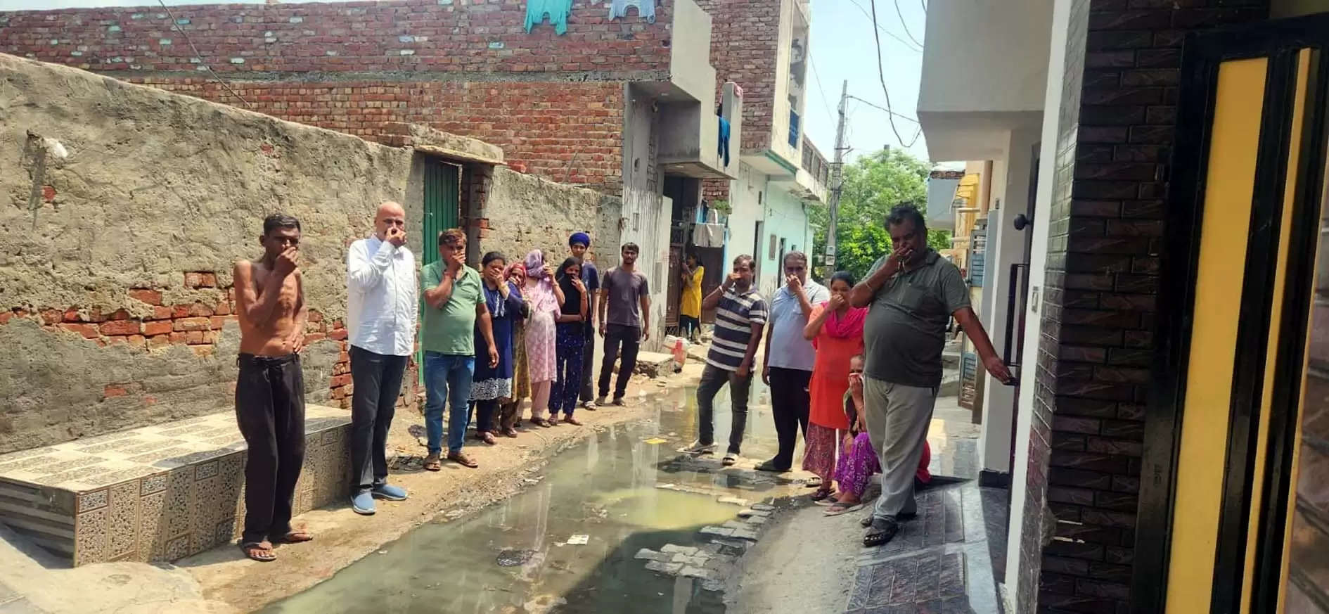 हिसार : लाेगाें ने हिसार संघर्ष समिति के साथ मिलकर की सीवरेज ब्लाॅकेज के समाधान की मांग