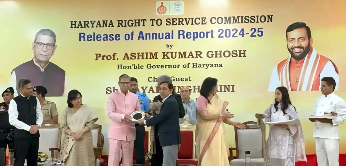 हिसार : उत्कृष्ट सेवाओं पर इंजीनियर होशियार सिंह को राज्यपाल ने किया सम्मानित