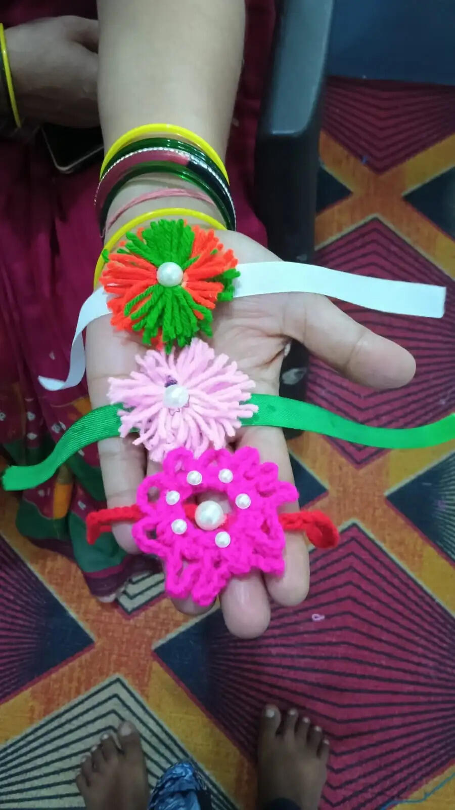वीर सैनिकों के लिए राखी बना रहीं छात्राएं, निर्मित राखियां सेना मुख्यालय को भेजी जायेंगी