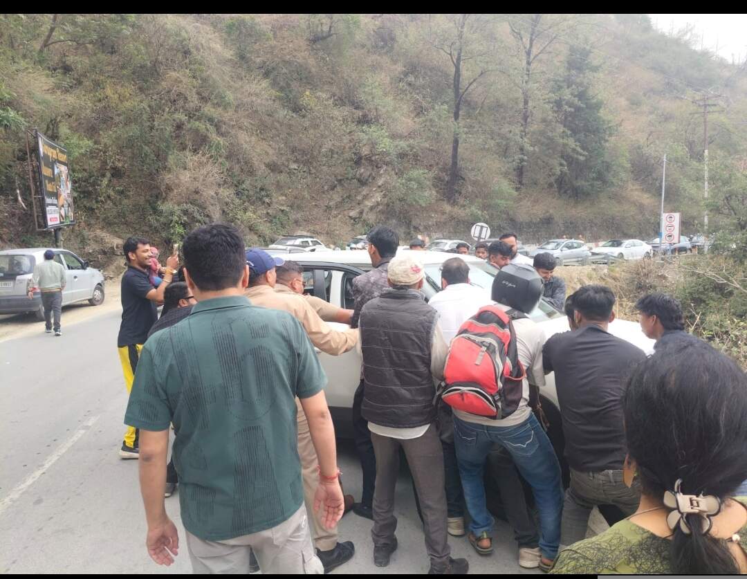 मसूरी में खाई में उतरी पर्यटकों की अनियंतित्र कार, चार लोगों को सकुशल निकाला