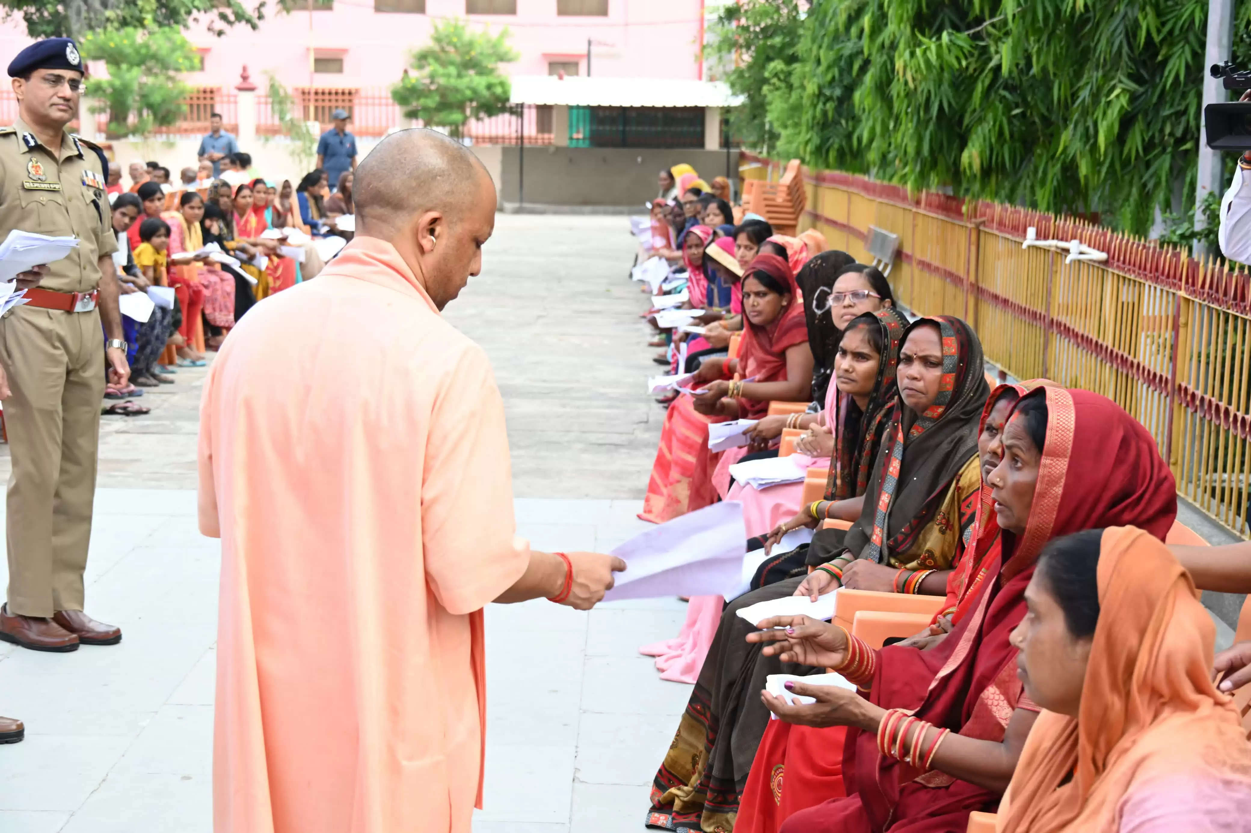 हॉस्पिटल में भर्ती कराकर इस्टीमेट मंगाइए, इलाज का खर्च सरकार देगी : मुख्यमंत्री याेगी