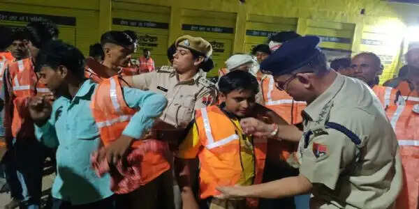जोधपुर ग्रामीण पुलिस : रात्रि में पैदल रामदेवरा जाने वाले श्रद्धालुओं को पहनाए रिफ्लेक्टिव एप्रिन