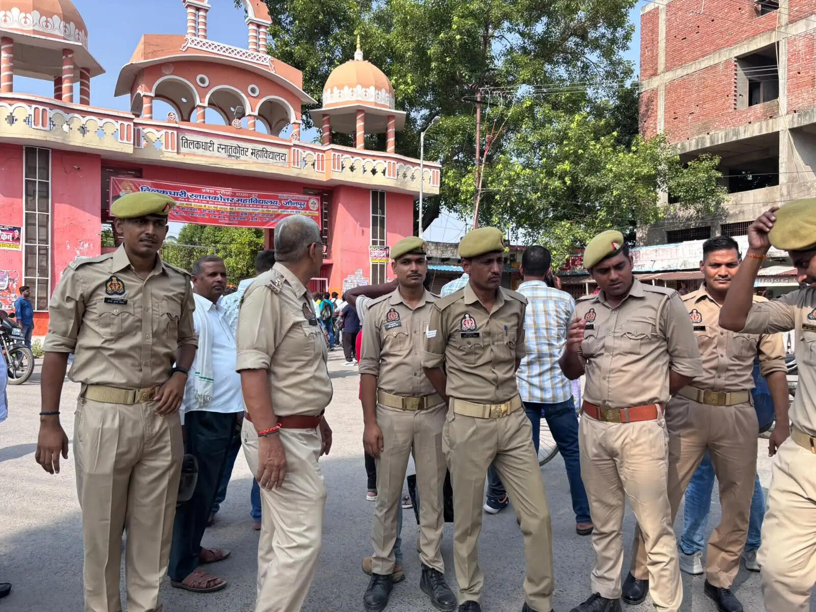 जौनपुर में प्रवक्ता परीक्षा शुरू, 18 केंद्रों पर 8375 अभ्यर्थी दे रहे परीक्षा