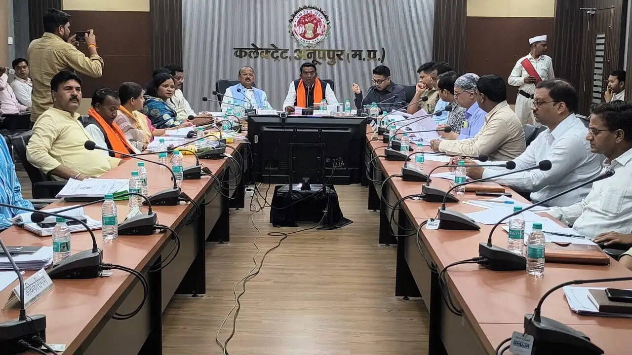 अनूपपुर: विभागीय अधिकारी उल्लेखनीय कार्य कर जिले को आदर्श जिला बनाएं-मंत्री अहिरवार