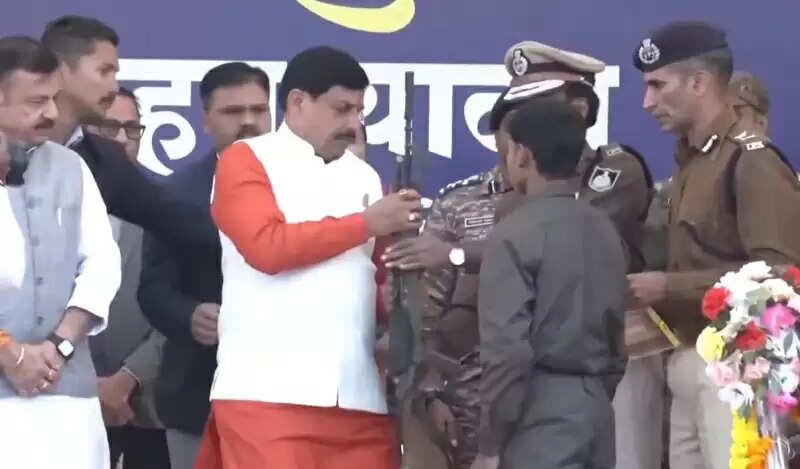 (अपडेट) मप्र के बालाघाट में मुख्यमंत्री मोहन यादव के समक्ष 10 इनामी नक्सलियों ने किया समर्पण