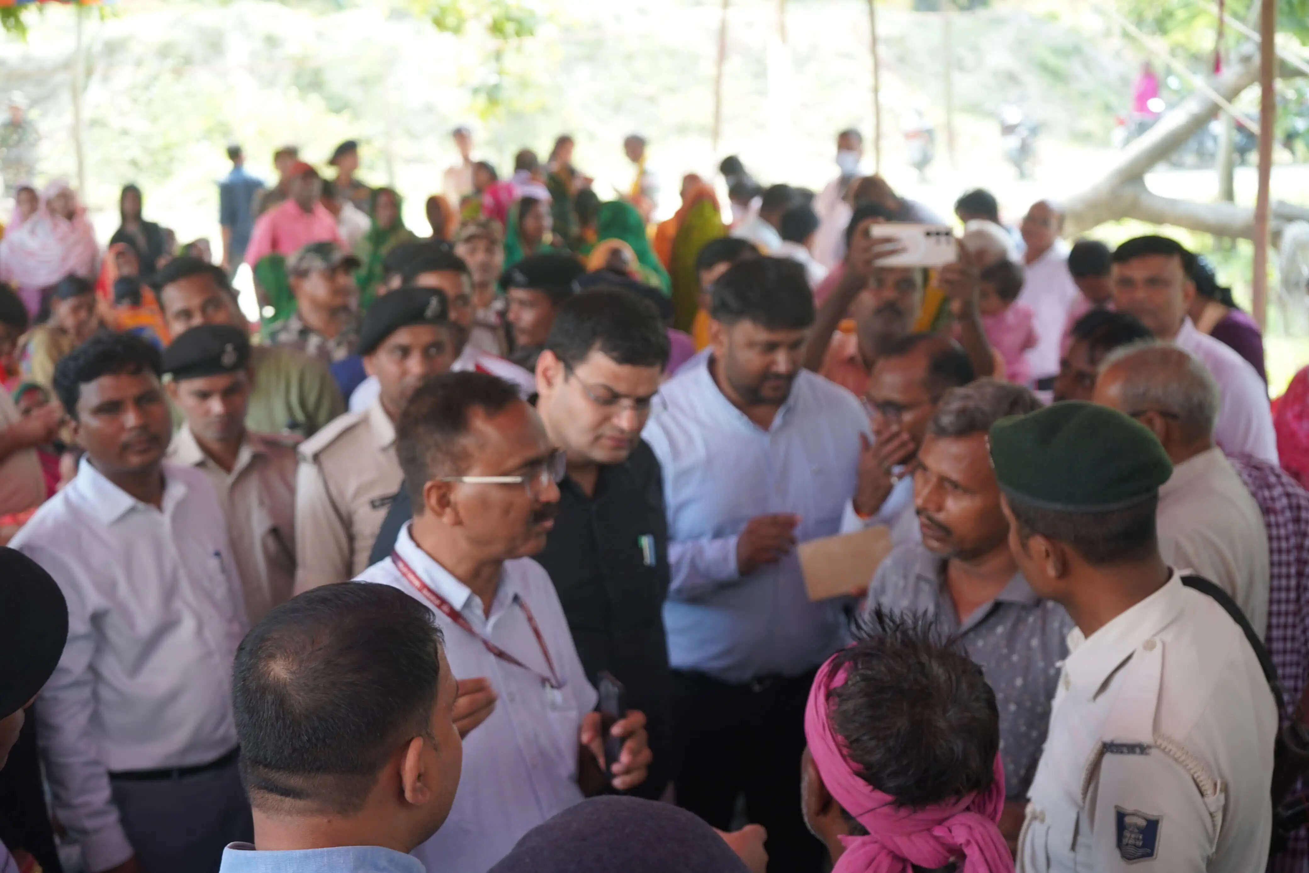 प्रभारी सचिव और डीएम ने नरपतगंज में सेवा सेतु शिविर का किया निरीक्षण