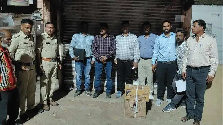 इंदौर जिले के महू क्षेत्र में अवैध क्लिनिक सील, संचालक पर एफआईआर दर्ज