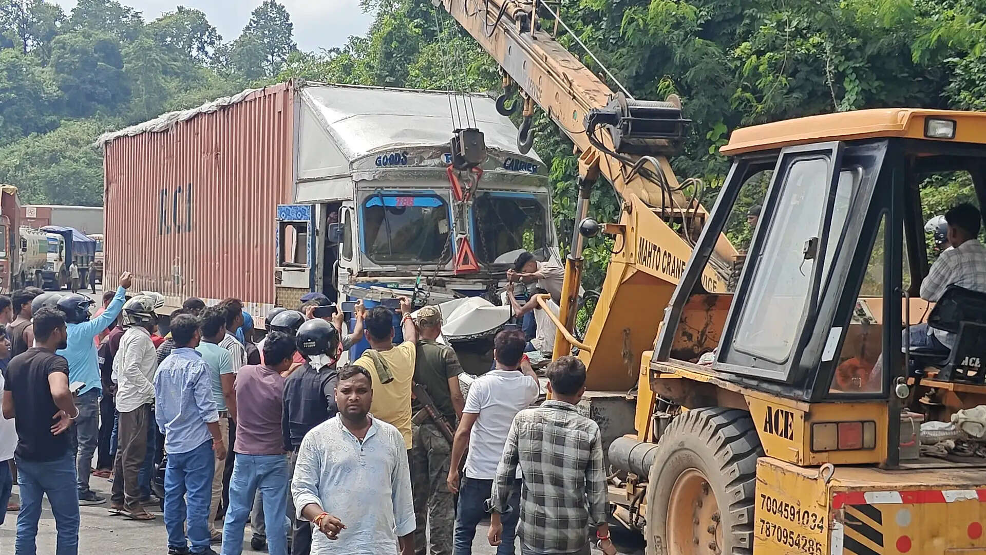 चुट्टूपालू घाटी में कंटेनर ने कार को मारी जोरदार टक्कर, मौत