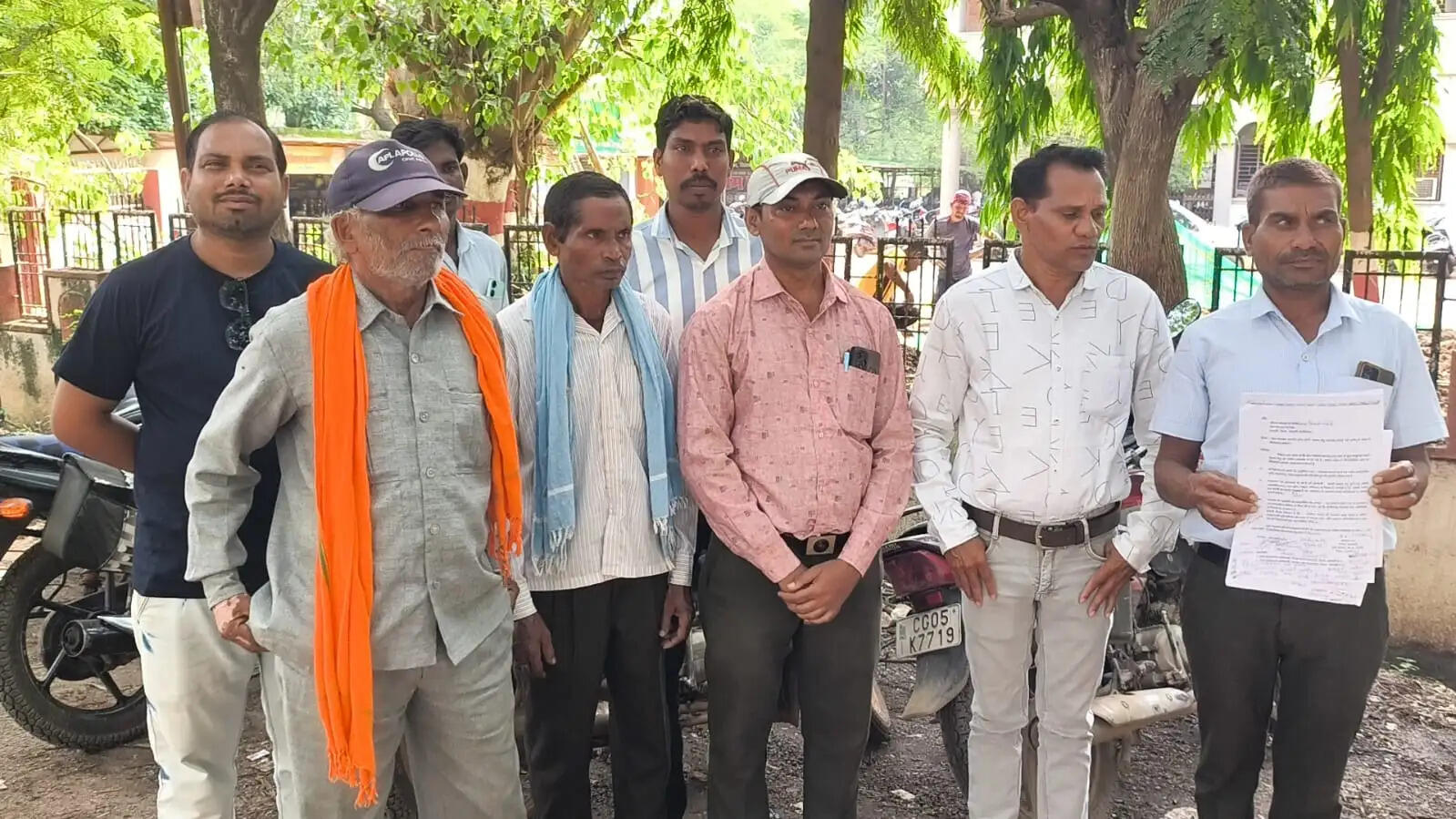 शासकीय भूमि एनजीओ को देने का आरोप, ग्रामीणों ने कलेक्टर से की जांच और कार्रवाई की मांग