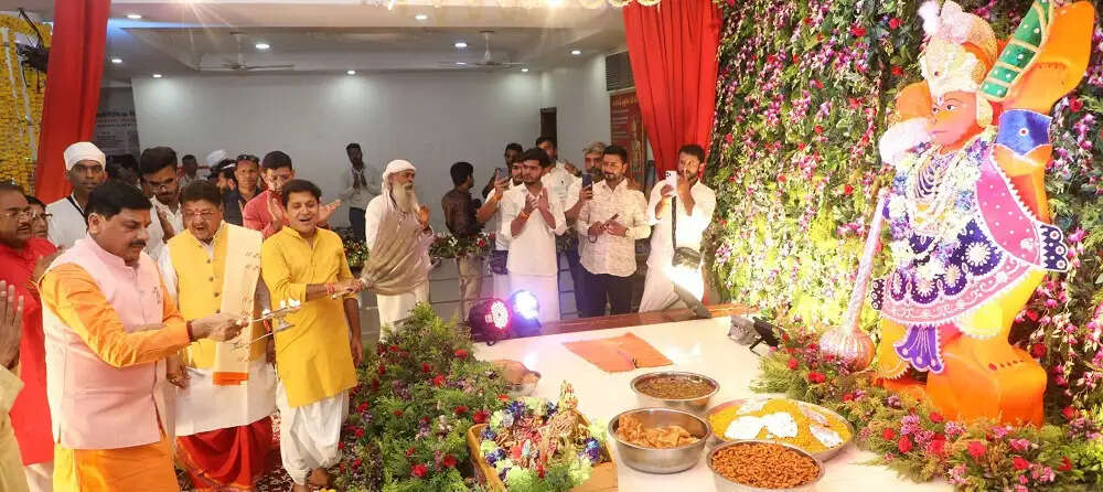 मप्रः मुख्यमंत्री डॉ. यादव ने इंदौर के पितृ पर्वत पर हनुमान जी के दर्शन कर की पूजा-अर्चना
