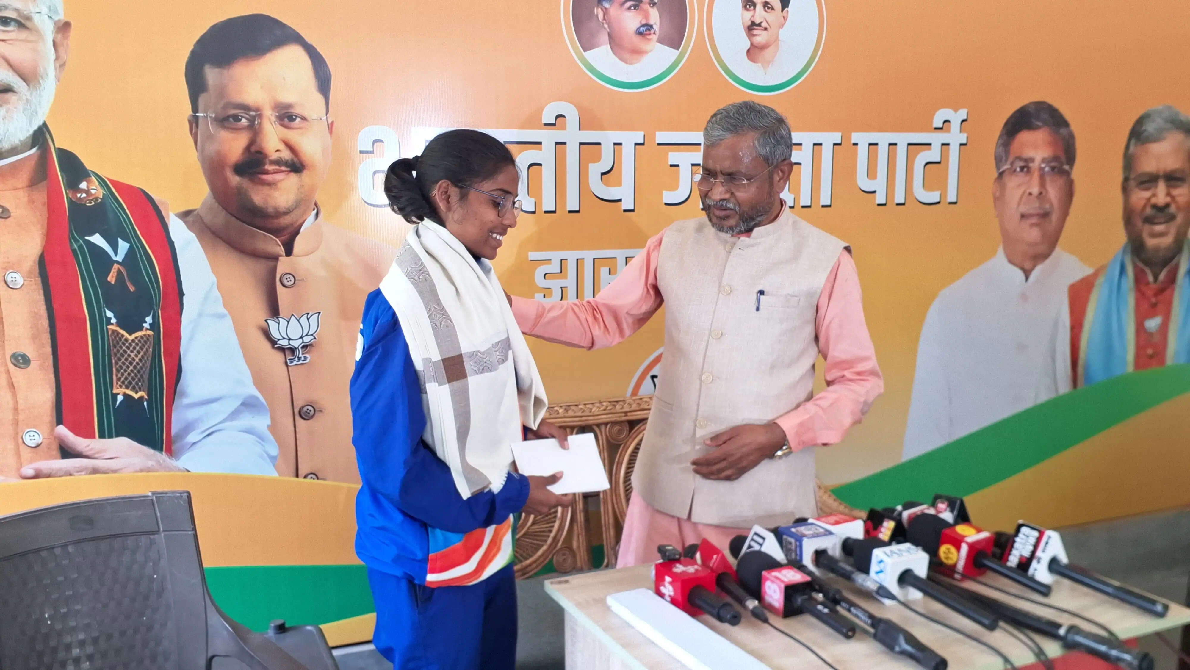 थाईलैंड में गोल्ड जीतने वाली युवा शूटर देवासी हेंब्रम को बाबूलाल मरांडी ने किया सम्मानित
