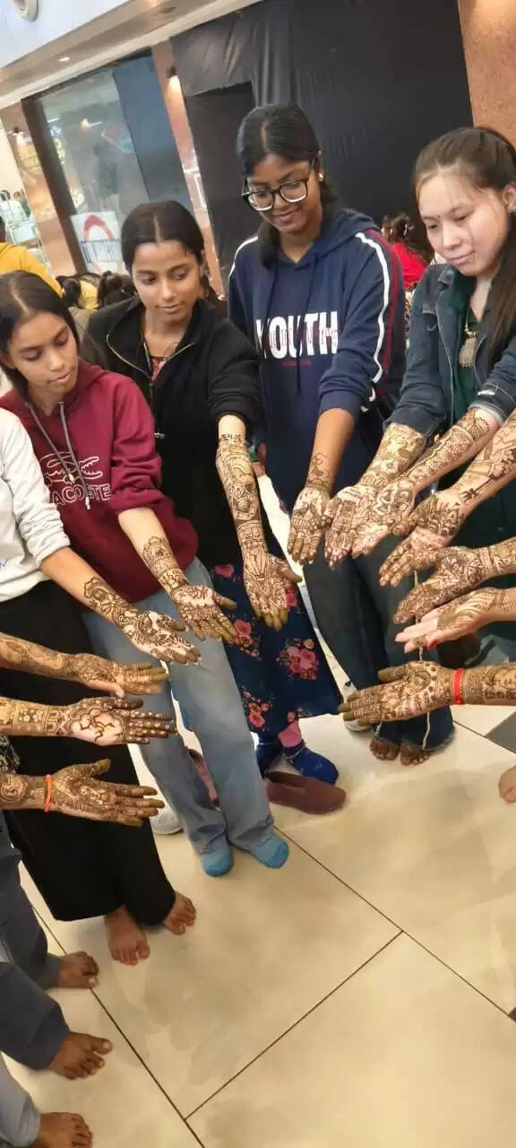 काशी तमिल समागमम 4.0: दृश्य कला प्री इवेंट एक्टिविटी में टैटू एवं मेहंदी प्रतियोगिता