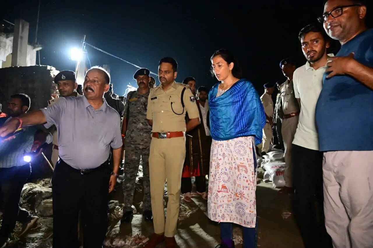 डीएम ने नवगछिया के राघोपुर बांध का किया निरीक्षण, बाढ़ से बचाव एवं सुरक्षा कार्यों का लिया जायजा