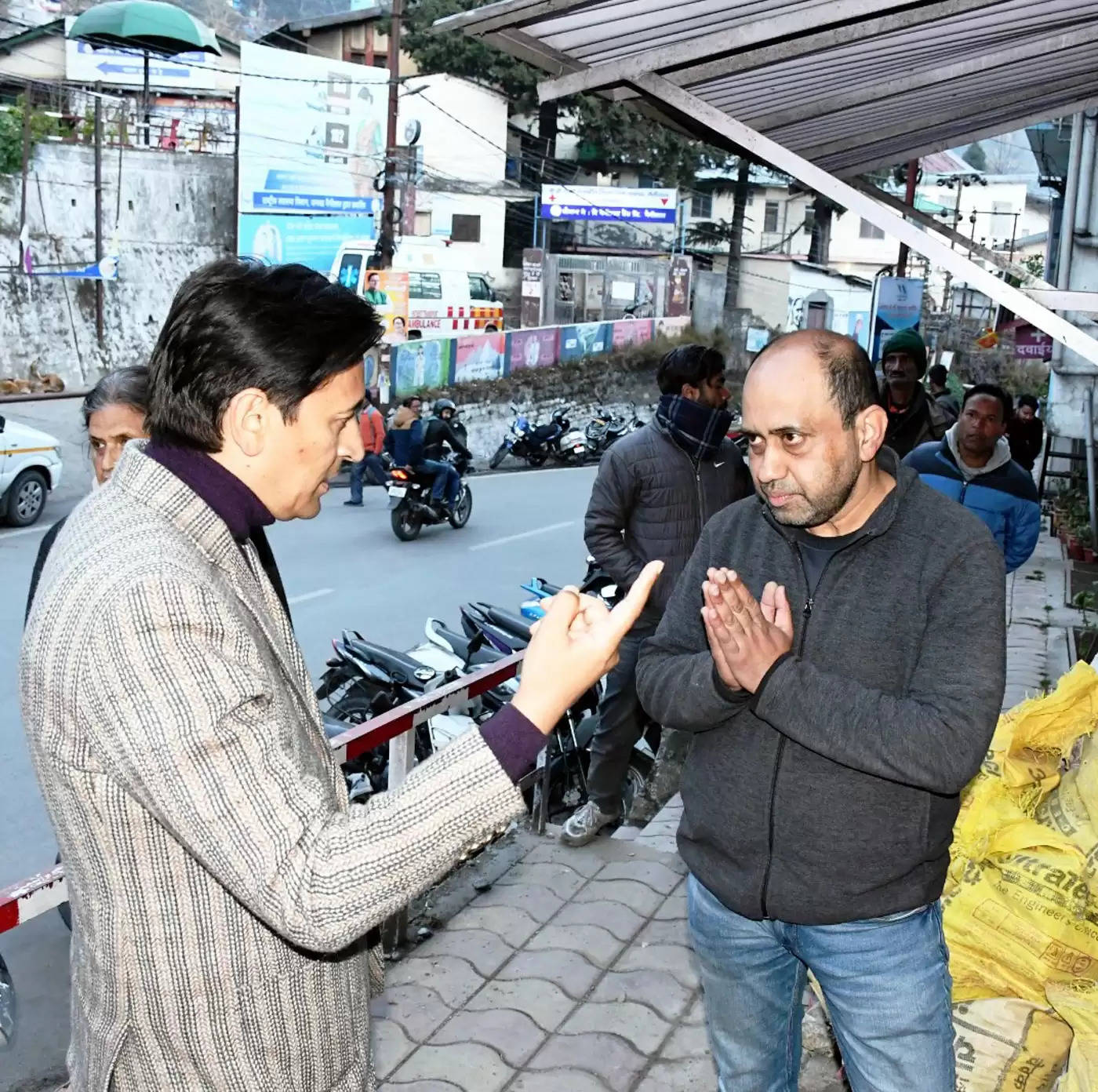 आयुक्त दीपक रावत ने दिये व्यवसायी के विरुद्ध पुलिस में प्राथमिकी दर्ज करने के निर्देश