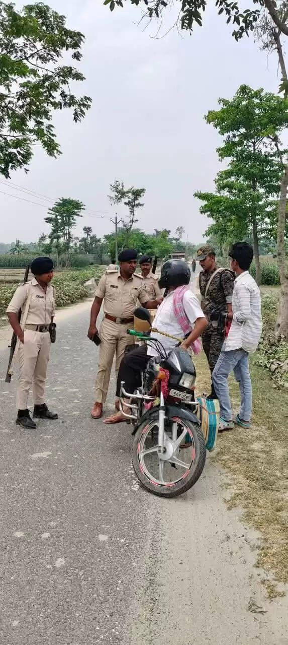 सुपौल में पुलिस का सघन वाहन जांच अभियान, कागजातों की जांच के साथ लोगों को किया गया जागरूक