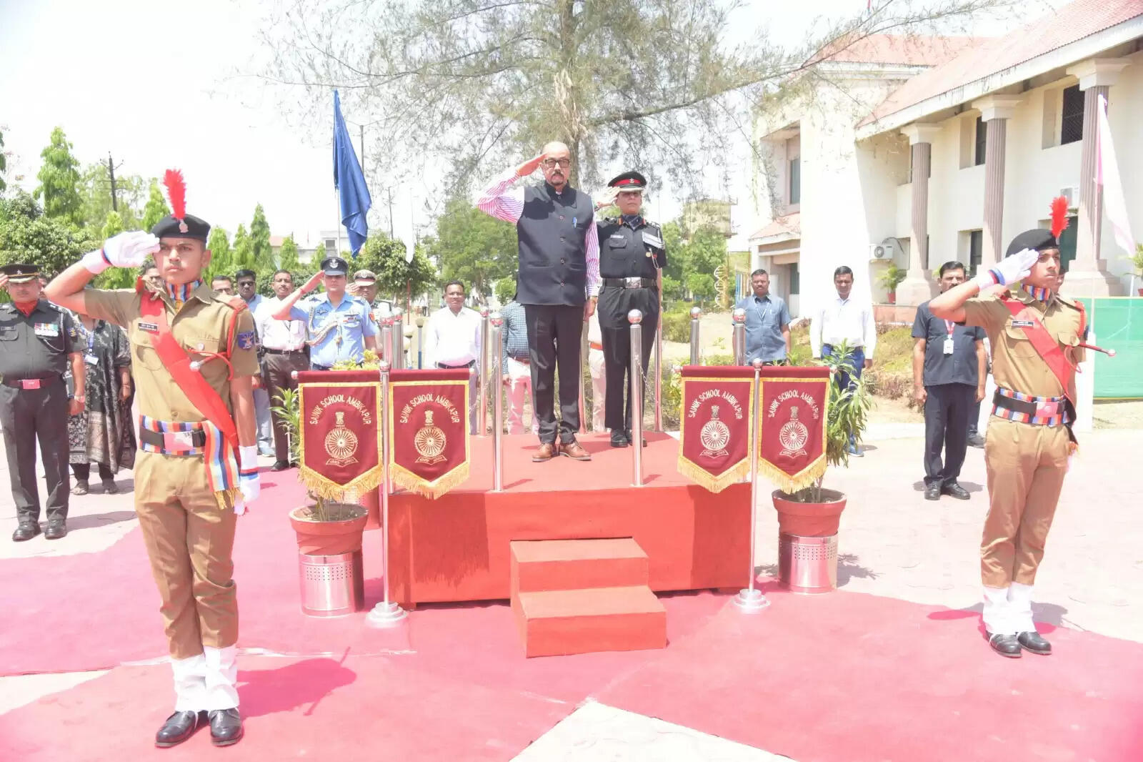 राज्यपाल रमेन डेका काे सरगुजा सैनिक स्कूल में दिया गया गॉर्ड ऑफ ऑनर