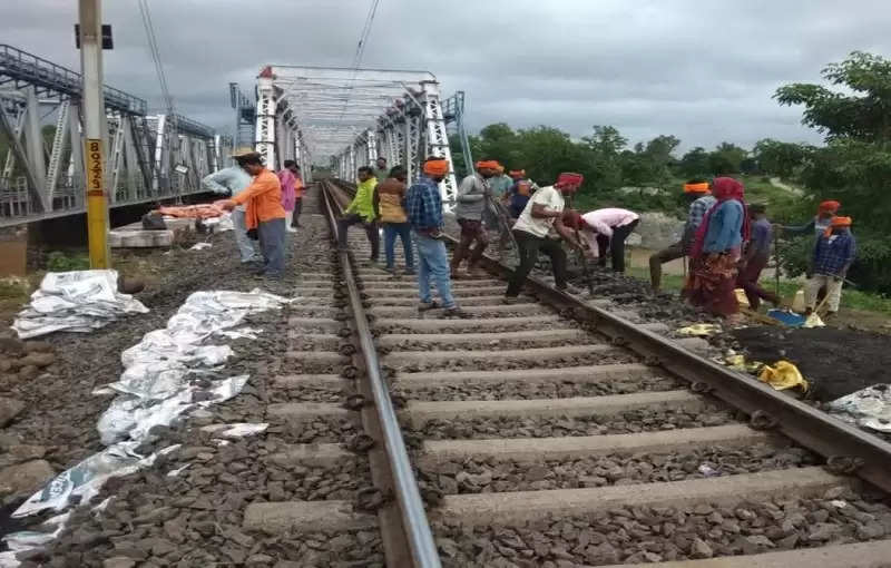 बैतूलः चेन्नई-नई दिल्ली रेल मार्ग पर बरबतपुर स्टेशन के पास ट्रैक धंसा, बड़ा हादसा टला