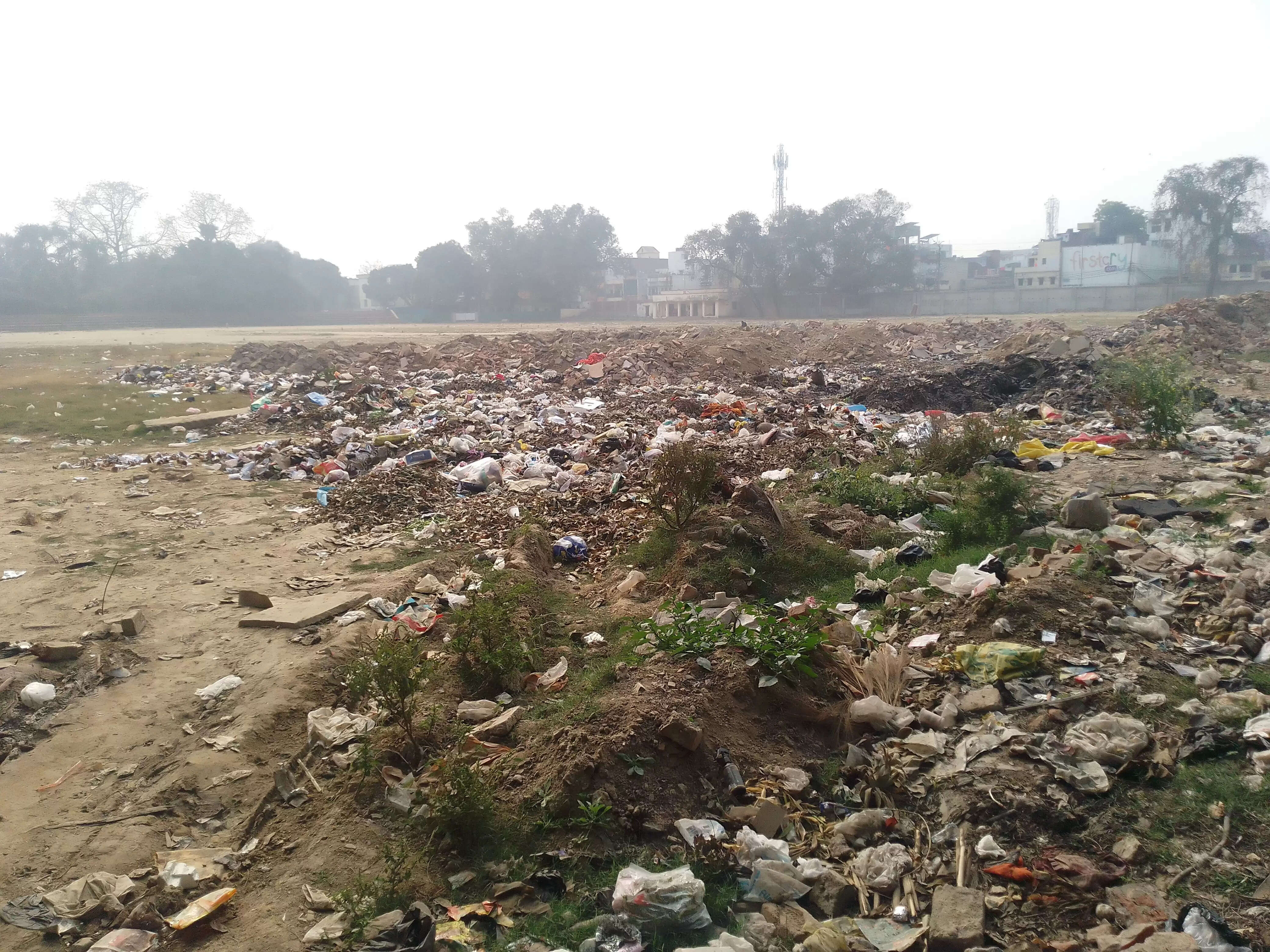 मलबा और कूड़े के ढेर से खेल अभ्यास योग्य नहीं बचा संपूर्णानंद संस्कृत विश्वविद्यालय खेल मैदान