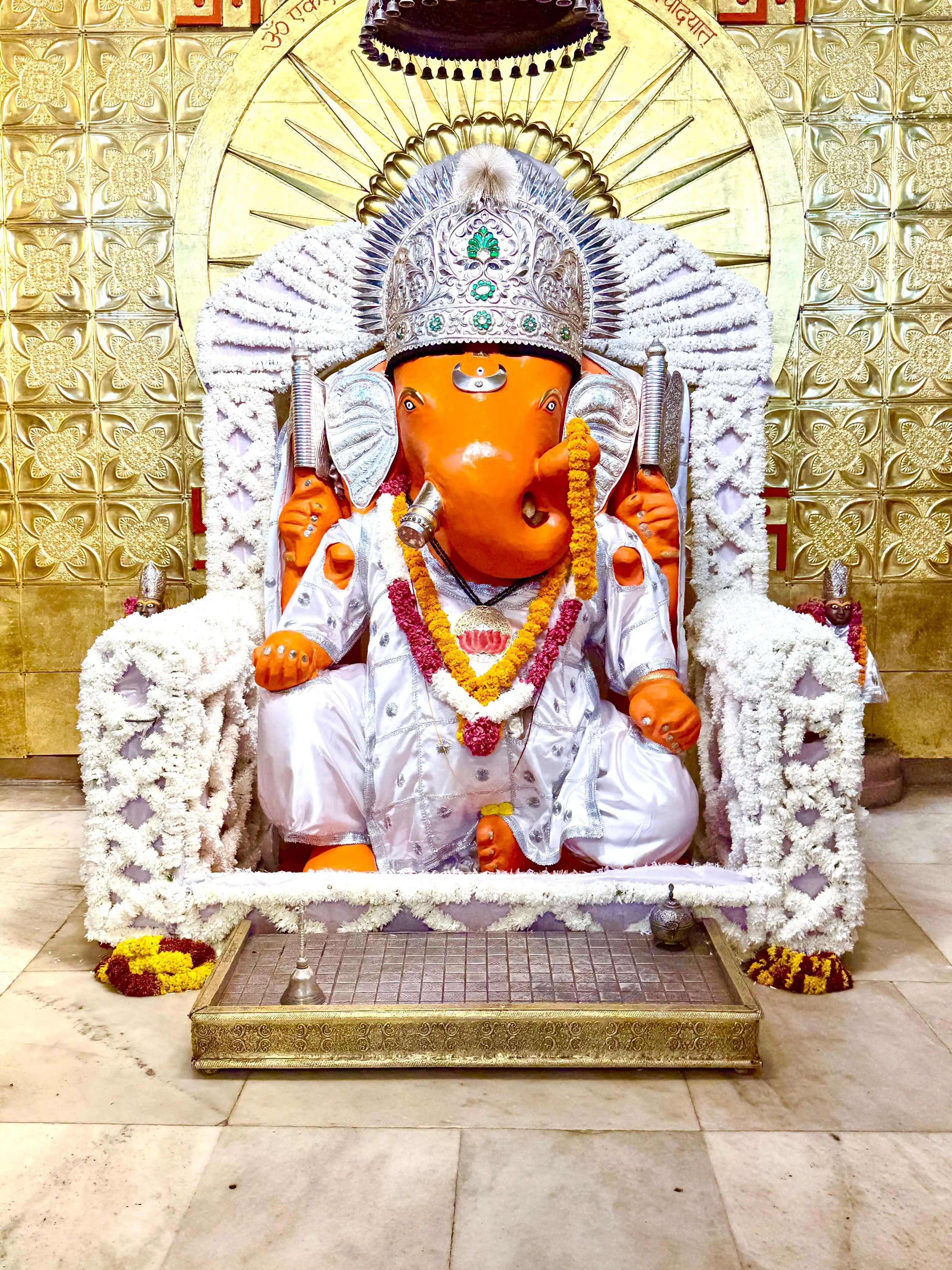 शरद पूर्णिमा पर चांदी के सफेद मुकुट से दमके गणेशजी: सफेद फूलों से सजा भव्य फूल बंगला
