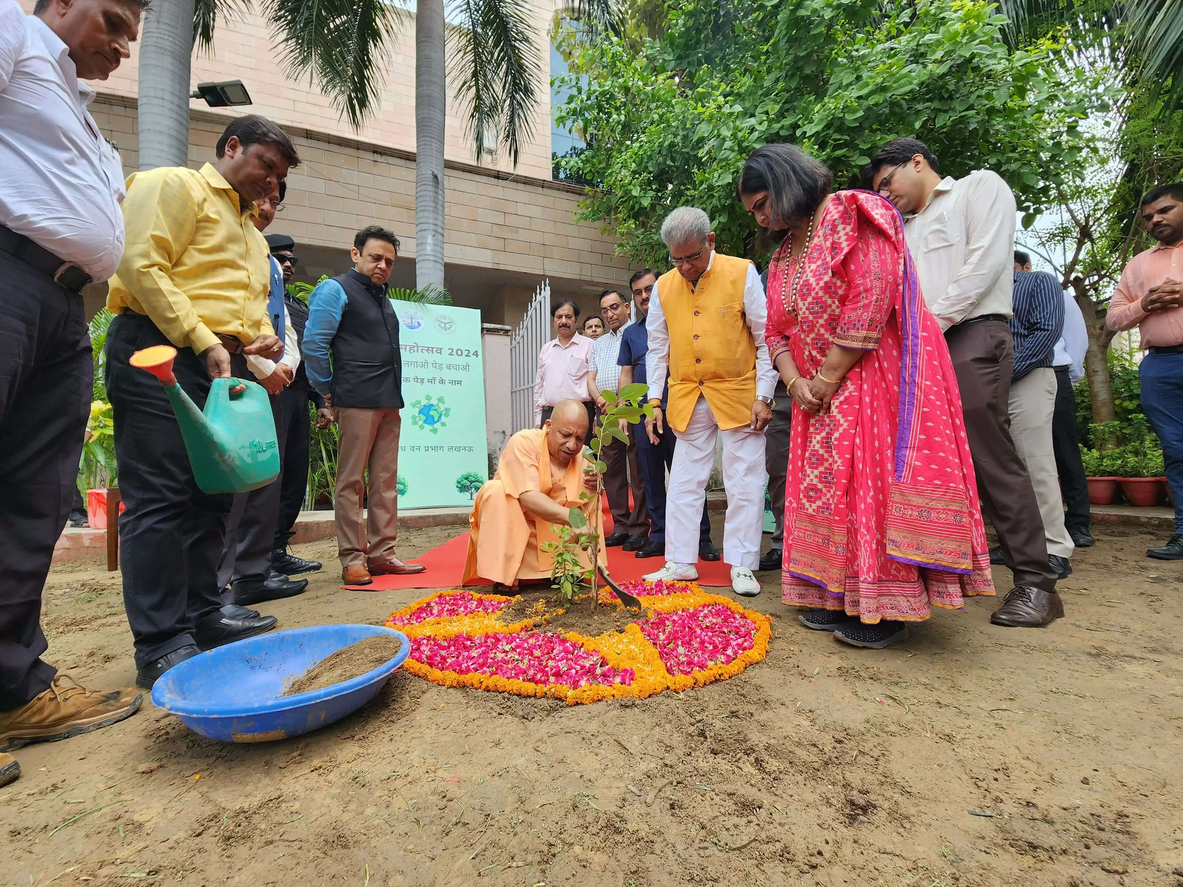 मुख्यमंत्री योगी ने सरकारी आवास पर लगाया लाल चंदन का पौधा