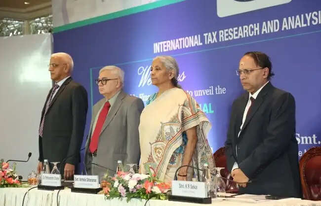 बड़े राष्ट्रीय हितों को प्राथमिकता देते हुए कर नीति पर चर्चा होनी चाहिएः सीतारमण
