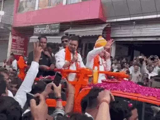 केंद्रीय गृहमंत्री ने रोड शो में भारत माता की जय के नारे लगवाए, खुली जीप में तय की डेढ़ किलोमीटर की दूरी