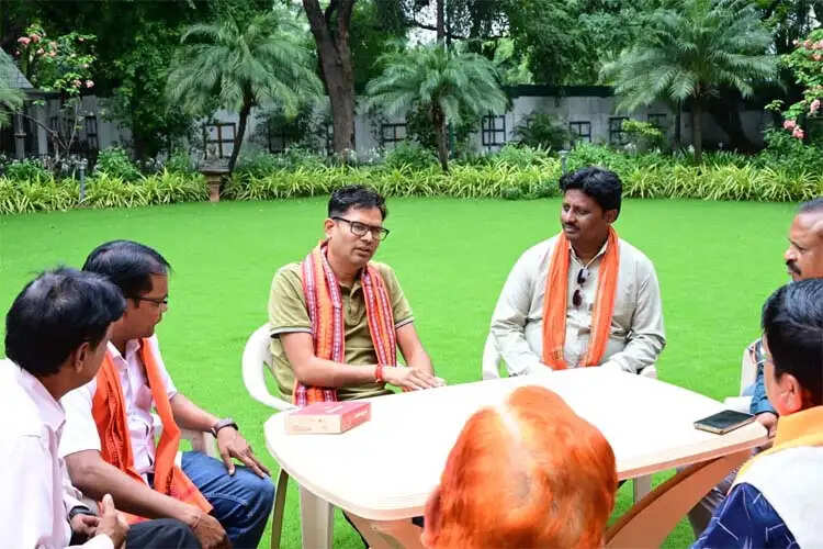 रायगढ़ के अधिवक्ताओं ने वित्त मंत्री ओपी चौधरी से की आत्मीय मुलाकात