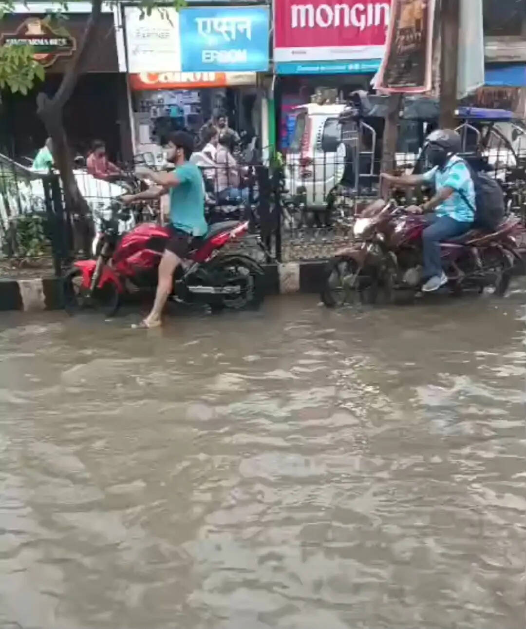 हल्की बारिश में खुली छपरा नगर निगम की पोल, घुटने भर पानी से जनजीवन बेहाल
