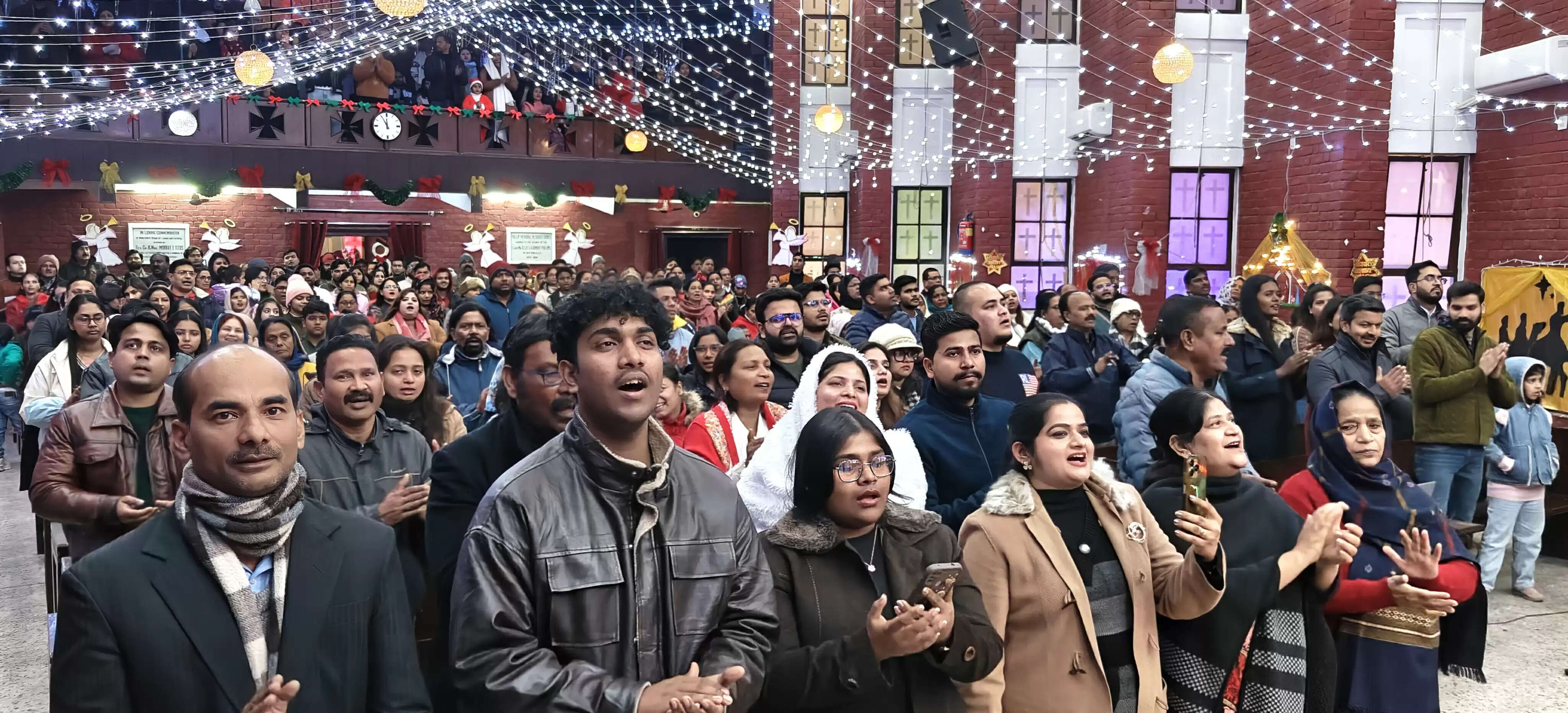 चरनी में देखो पैदा हुआ मरियम का राज दुलारा... रात के 12 बजते ही हैप्पी क्रिसमिस से गूंजे चर्च