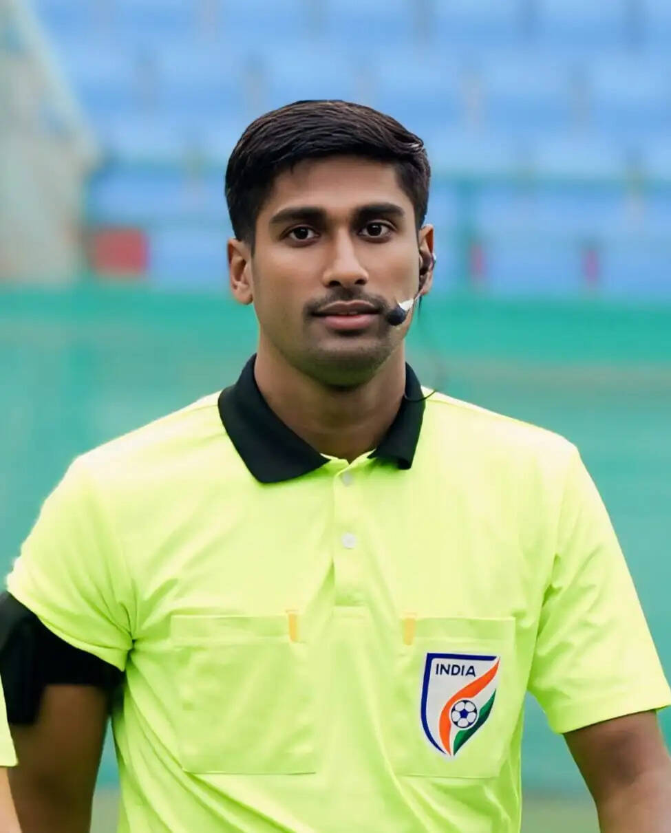 मालदीव फुटबॉल लीग में रेफरी की भूमिका निभाकर शहर लाैटे देबूजीत सिंह यादव