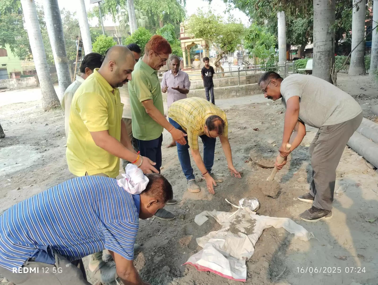 काशी में कथा सुना रहे मोरारी बापू का विरोध जारी,प्रतीक रूप से सुपुर्दे खाक
