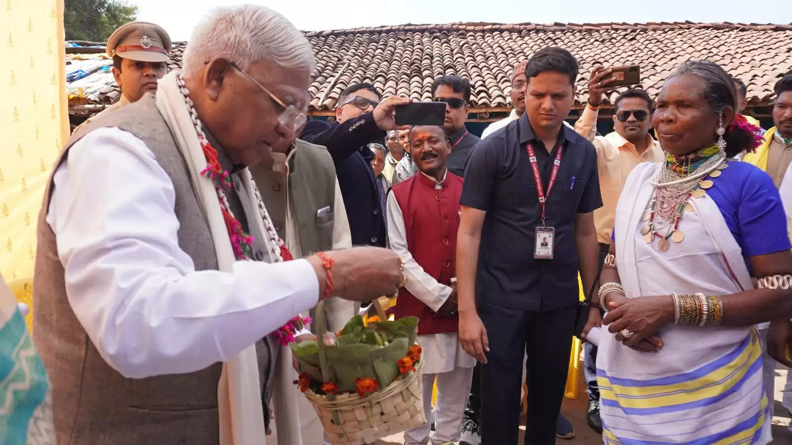 जनजातीय समुदाय बच्चों को शिक्षा प्रदान कर उनके विकास का मार्ग प्रशस्त करें: राज्यपाल पटेल