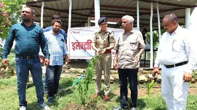 पौधरोपण करना प्रत्येक नागरिक का कर्तव्य : श्रद्धा नरेंद्र पांडेय