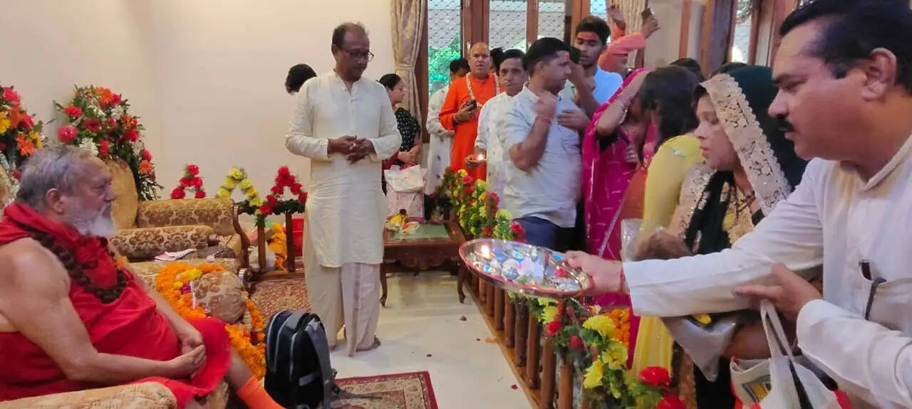 अनूपपुर: गुरु पूर्णिमा पर गुरुजनों की पूजा कर शिष्यों ने लिया आशीर्वाद