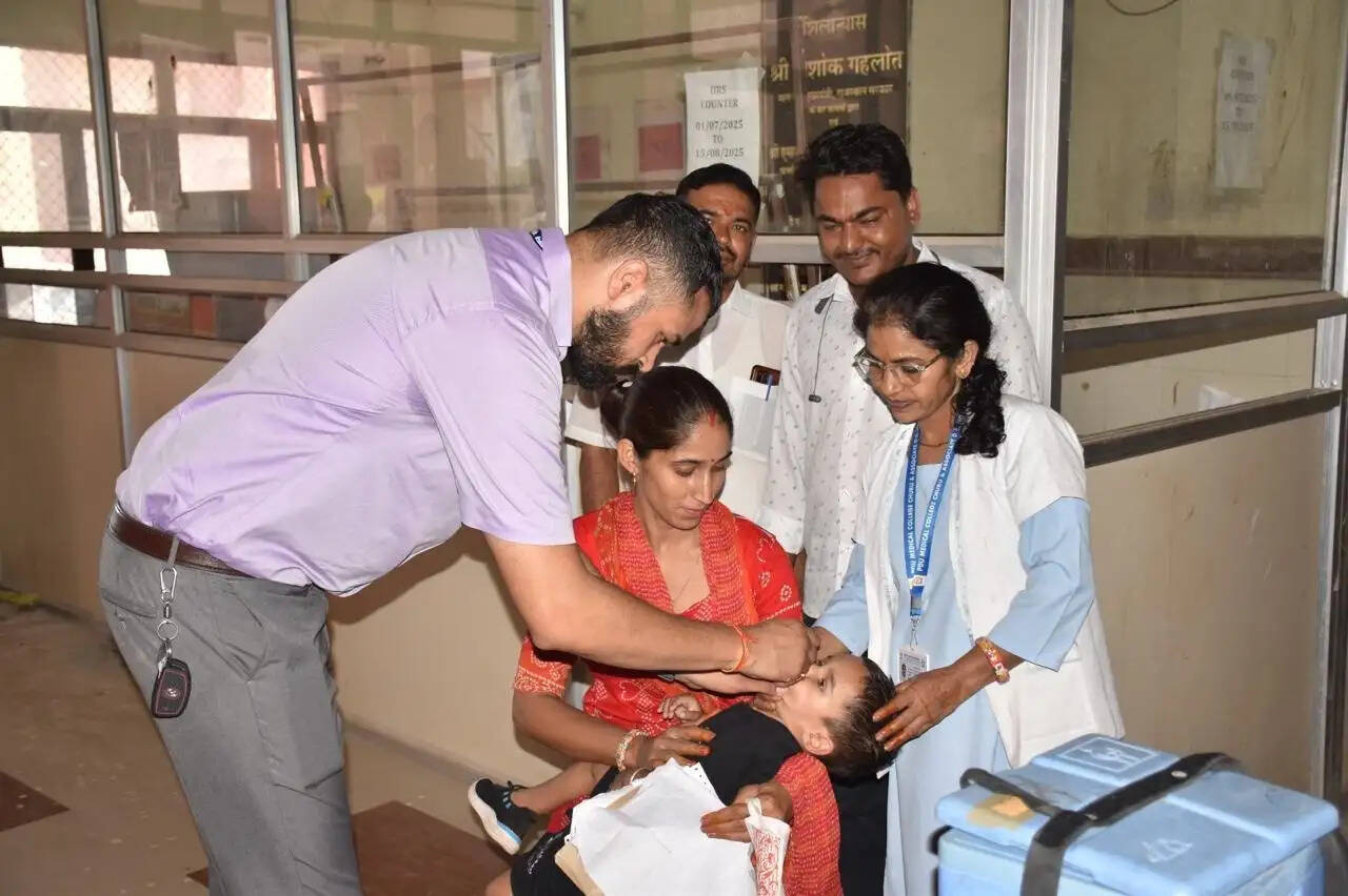 पल्स पोलियो अभियान के पहले दिन 61.15 लाख से अधिक बच्चों को पिलाई गई खुराक