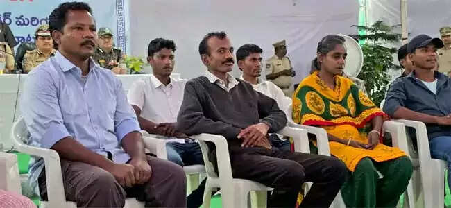 शीर्ष कमांडर देवा समेत 20 नक्सलियों ने तेलंगाना पुलिस के सामने आत्मसमर्पण