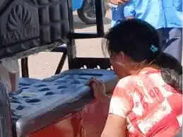 भोपाल&nbsp;में&nbsp;ई-रिक्शा रोकने पर&nbsp;हंगामा, पुलिसकर्मियों ने ई रिक्शाचालक युवक से बदसलूकी की तो&nbsp;पत्नी ने&nbsp;जहर खाया