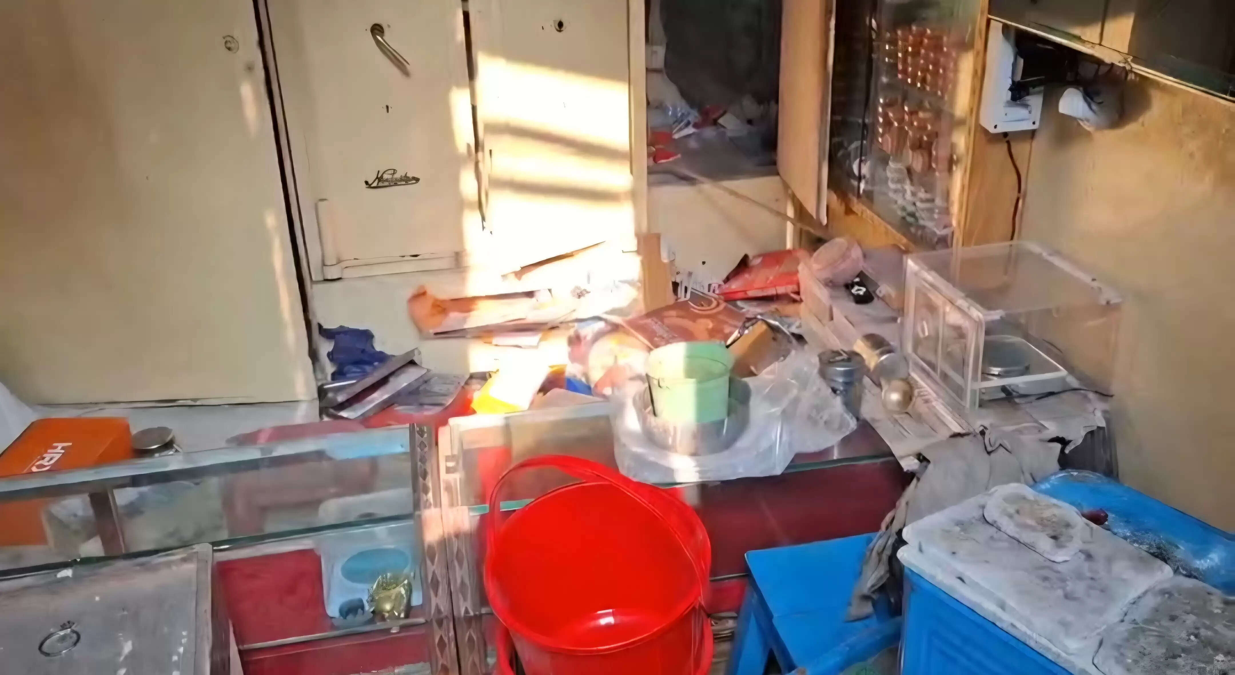 मढ़ौरा के अल्का ज्वेलर्स में हुई चोरी के बाद विरोध में बाजार बंद