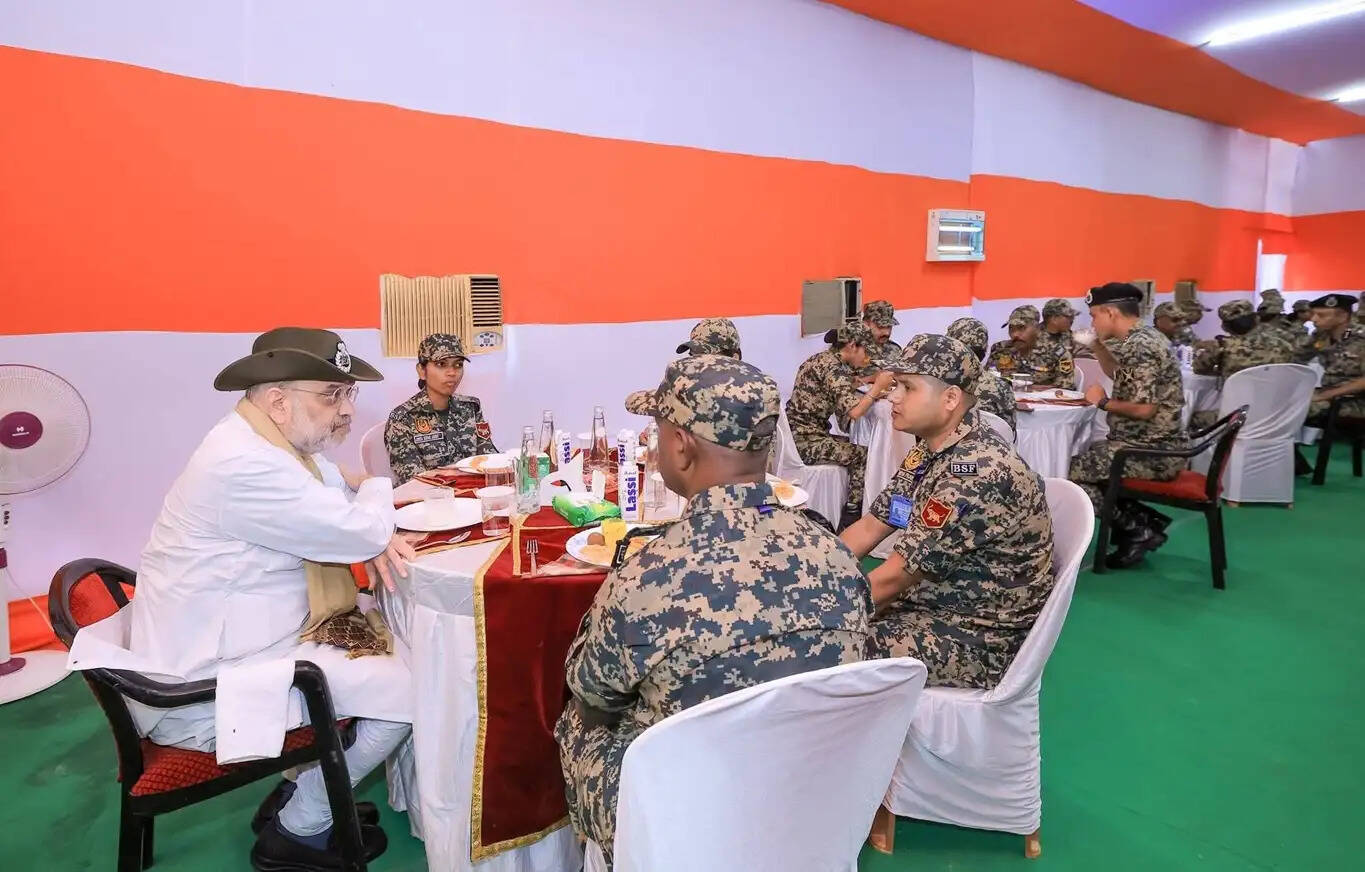 गृह मंत्री अमित शाह ने त्रिपुरा के लंकामुड़ा बीएसएफ सीमा चौकी का किया निरीक्षण