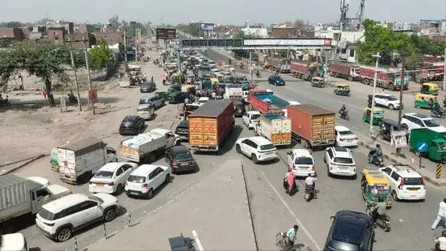 फरीदाबाद : बाटा पुल की एक साइड बंद, जाम से जूझते नजर आए लोग