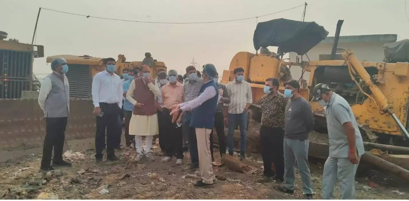 एमसीडी के नेता सदन प्रवेश वाही ने भलस्वा लैंडफिल साइट का किया निरीक्षण