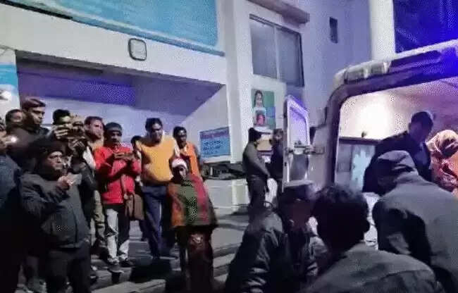 छतरपुरः निर्माण के दौरान मंदिर का गेट गिरने से दबे चार मजदूर, एक की मौत