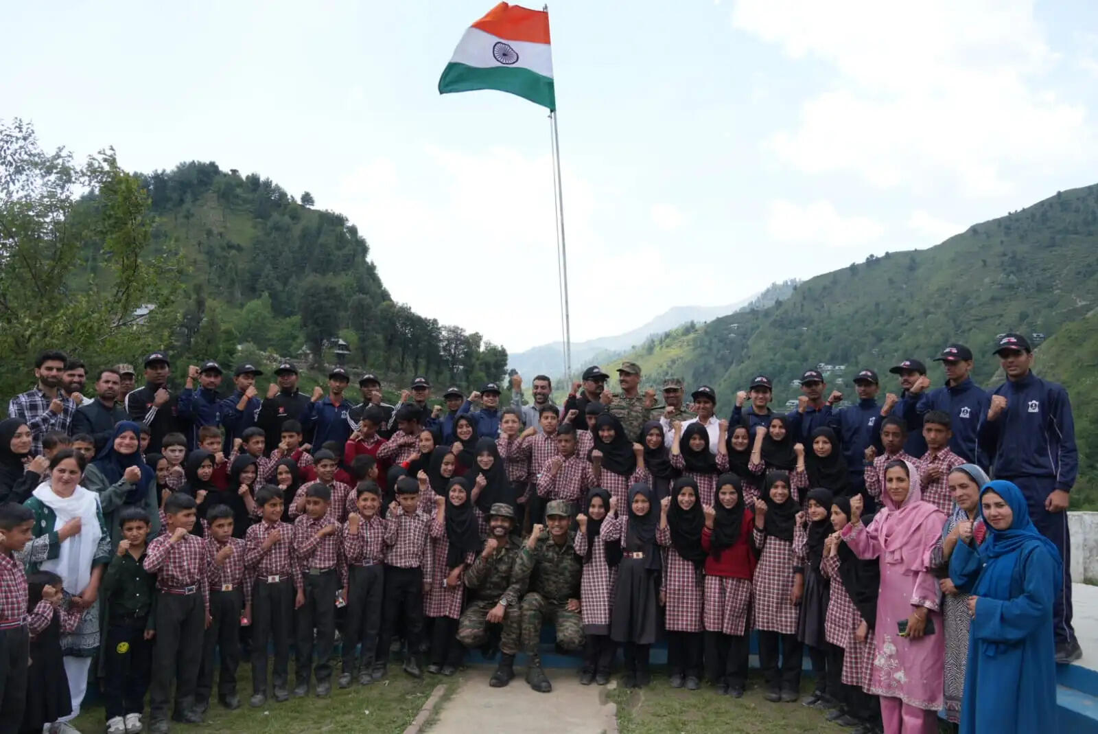 आर्मी पब्लिक स्कूल जयपुर के छात्रों ने रिवर्स इंटीग्रेशन टूर के तहत जम्मू-कश्मीर का दौरा किया