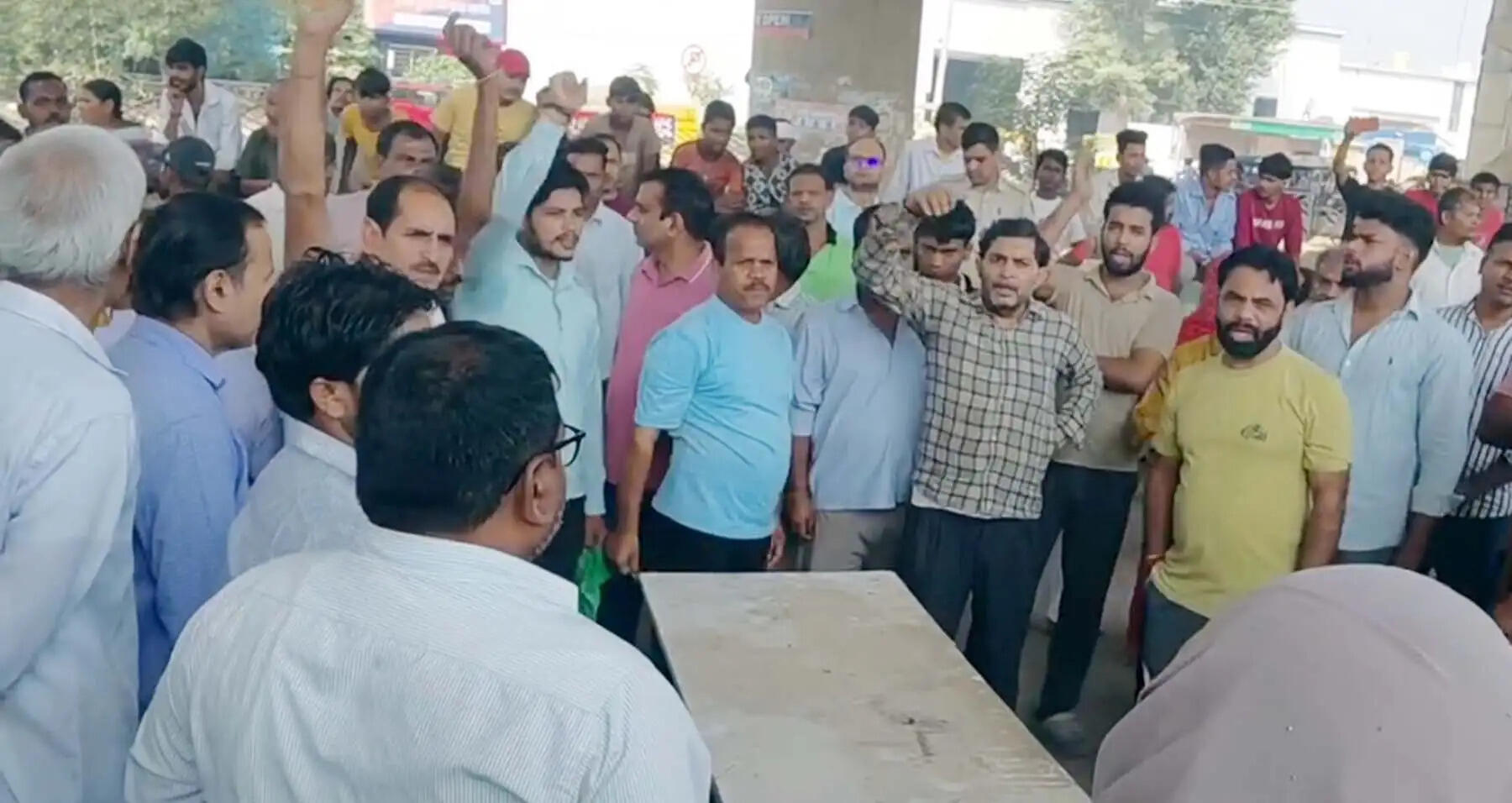 गुरुग्राम:&nbsp;बिजली निजीकरण के विरोध में हड़ताल से ब्लैकआउट, आम व खास सब परेशान
