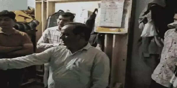 इंदौरः स्वतंत्रता दिवस पर सोनगुराडिया के स्कूली बच्चों को बांट दिए कीड़े लगे लड्डू, दुकान को किया गया सील